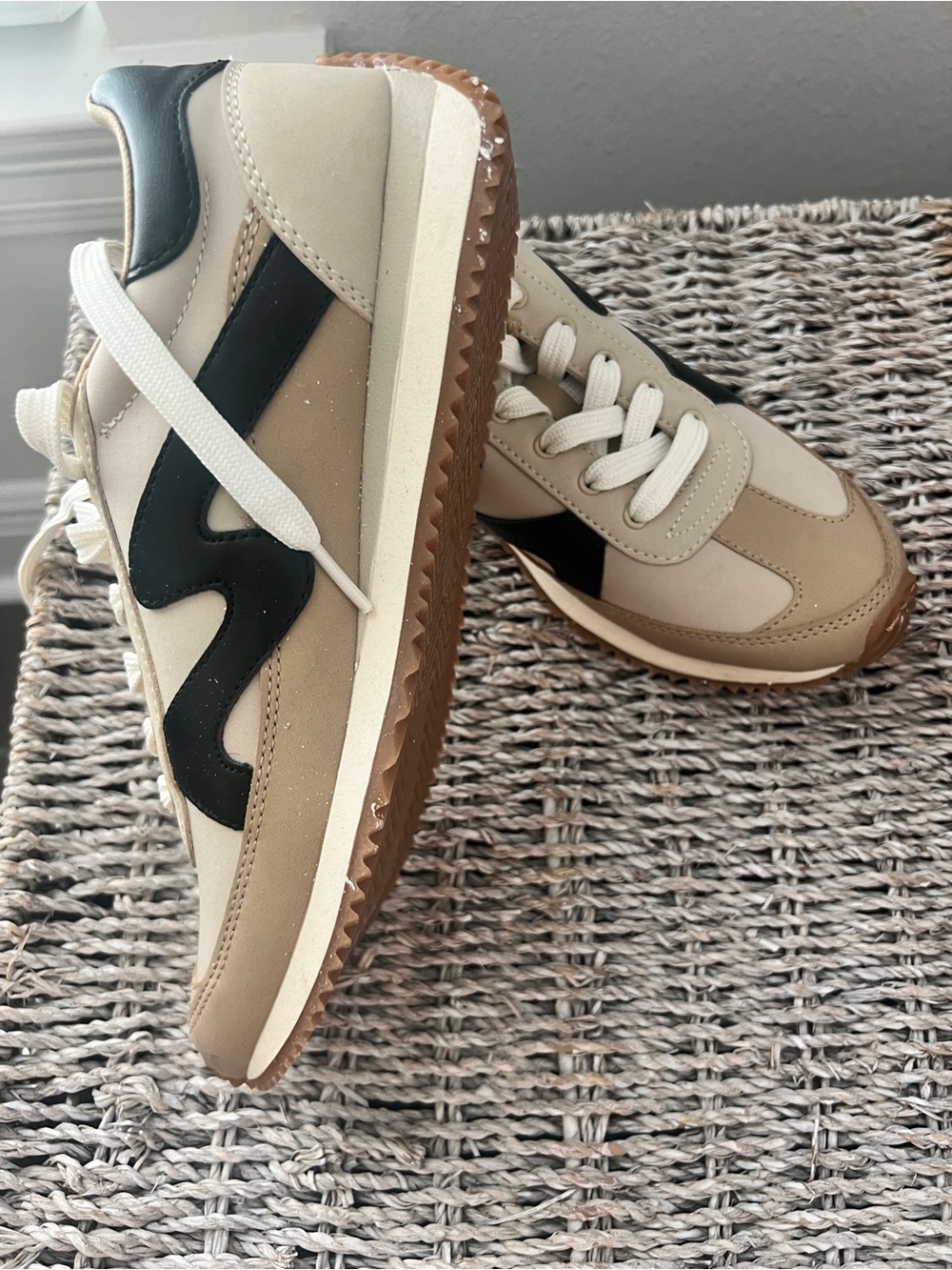 Universal Thread Beige Black Cream Runner Sneakers